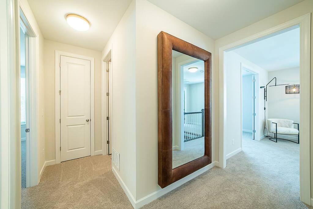 Holiday home New! Lux. 4br W/ Grill, Office & Huge Yard