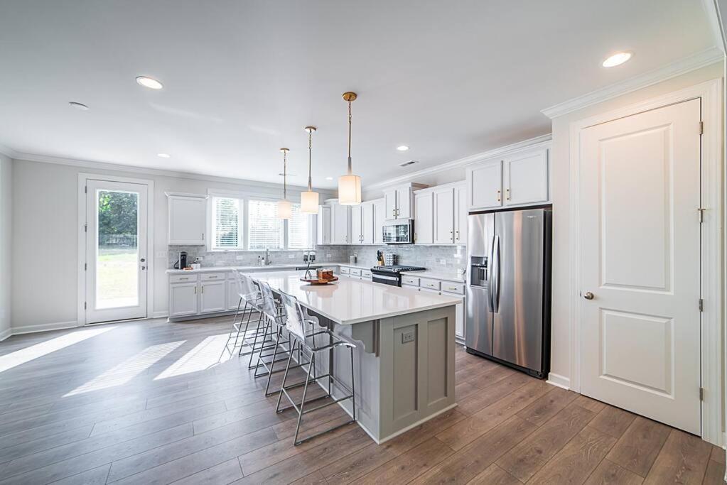 New! Lux. 4br W/ Grill, Office & Huge Yard Holiday home Charlotte