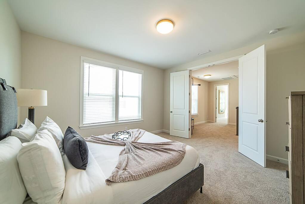 New! Lux. 4br W/ Grill, Office & Huge Yard Holiday home