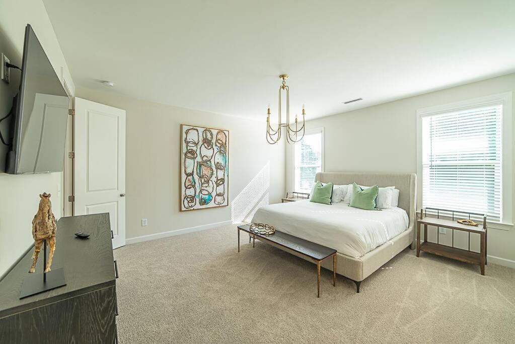 New! Lux. 4br W/ Grill, Office & Huge Yard Charlotte