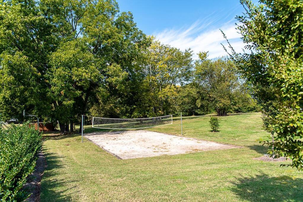 New! Lux. 4br W/ Grill, Office & Huge Yard Holiday home Charlotte