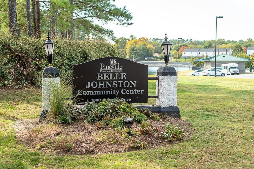 New! Lux. 4br W/ Grill, Office & Huge Yard Holiday home Charlotte