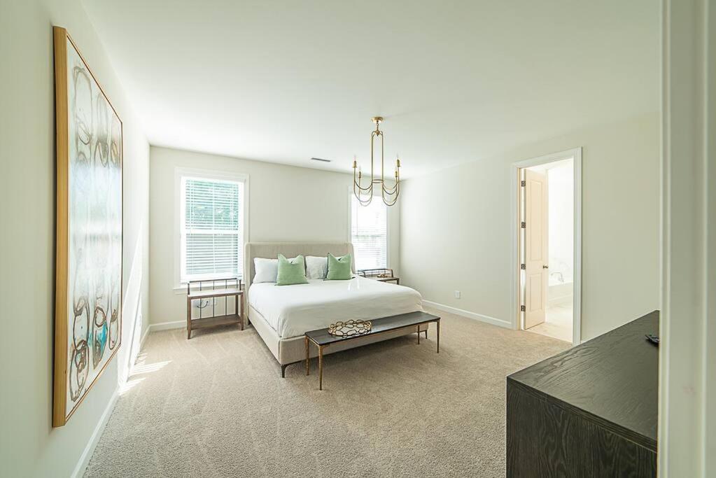 New! Lux. 4br W/ Grill, Office & Huge Yard Holiday home *